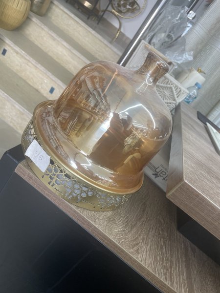 مضيفة شفاف وذهبي